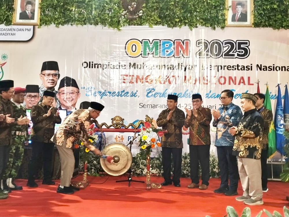 Haedar Nashir meresmikan pembukaan Olimpiade Muhammadiyah Berprestasi Nasional (OMBN) 2025 di Universitas Muhammadiyah Semarang (Unimus). Foto: Cris