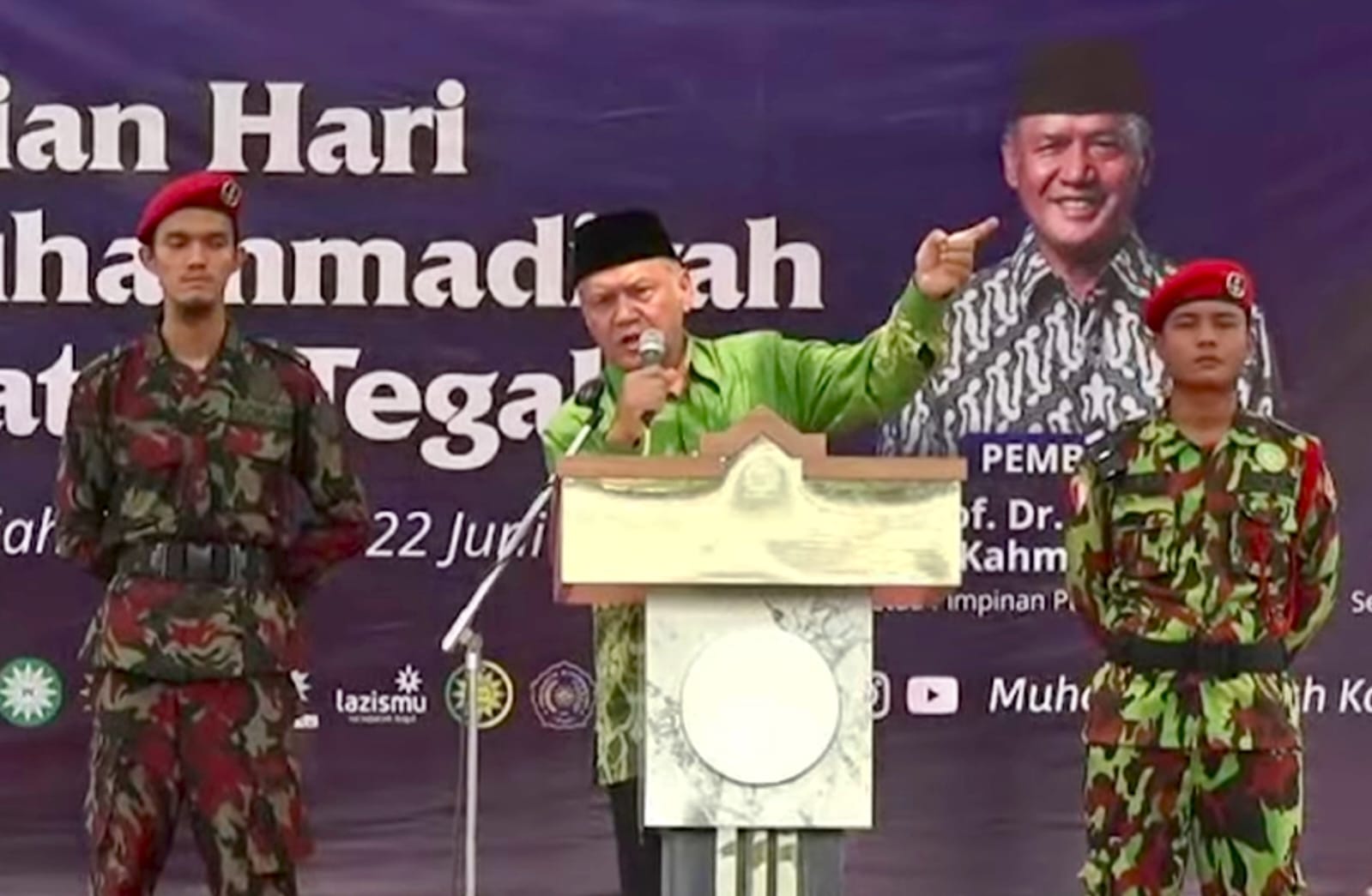 Prof Dr H Dadang Kahmad, MSi saat menyampaikan pengajian Hari Ber-Muhammadiyah Kabupaten Tegal, Jawa Tengah