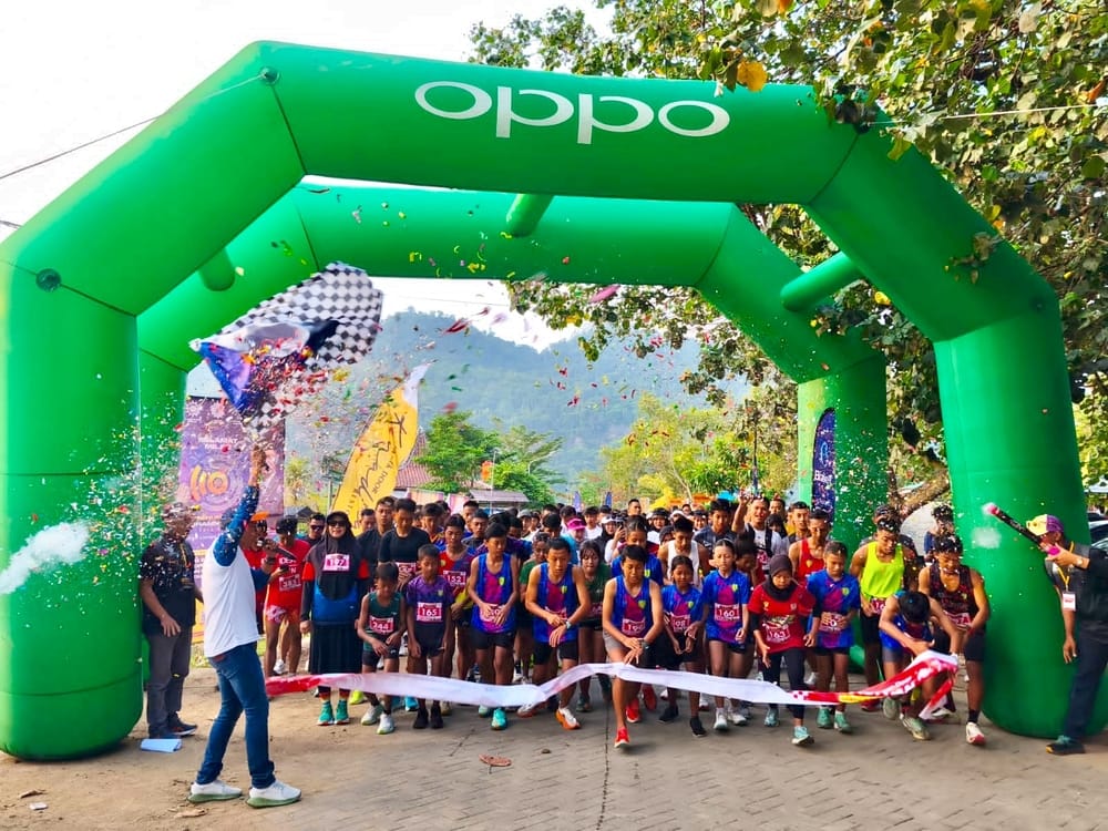 Deni Asy'ari, MA., Dt Marajo melepas peserta Sunrise Fun Run 5KM di Pantai Pancer Door Lingkungan Kebon, Kelurahan Ploso, Kabupaten Pacitan, Jawa Timur, Sabtu (9/8). Foto: Cris