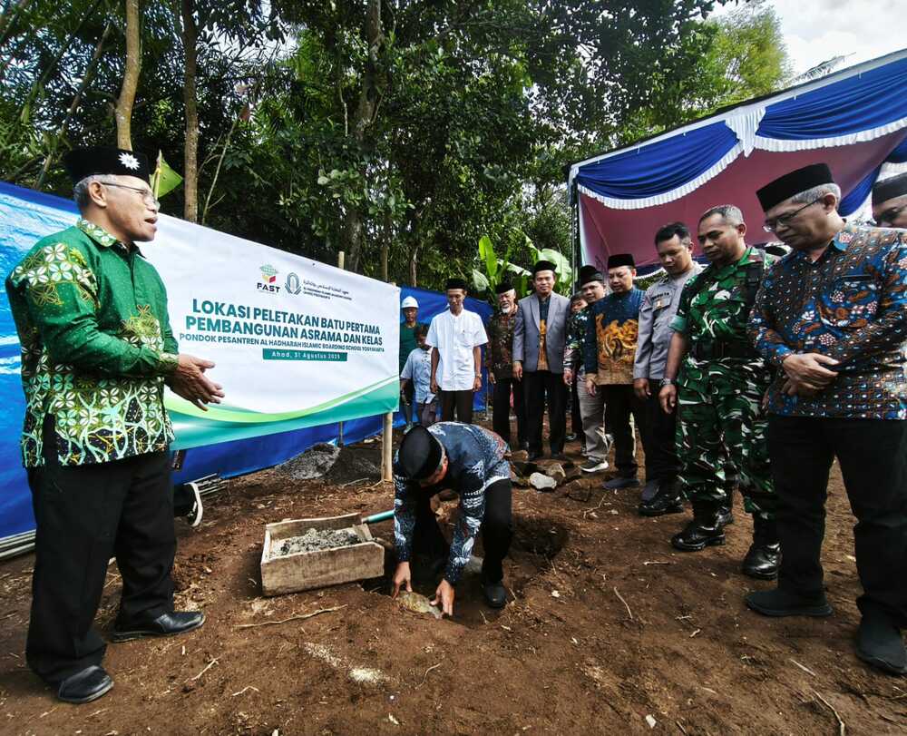 Ketua Pimpinan Pusat Muhammadiyah dr  H Agus Taufiqurrahman, SpS., MKes saat meletakkan batu pertama Pembangunan Pesantren Al Hadharah Islamic Boarding School. Foto: Cris