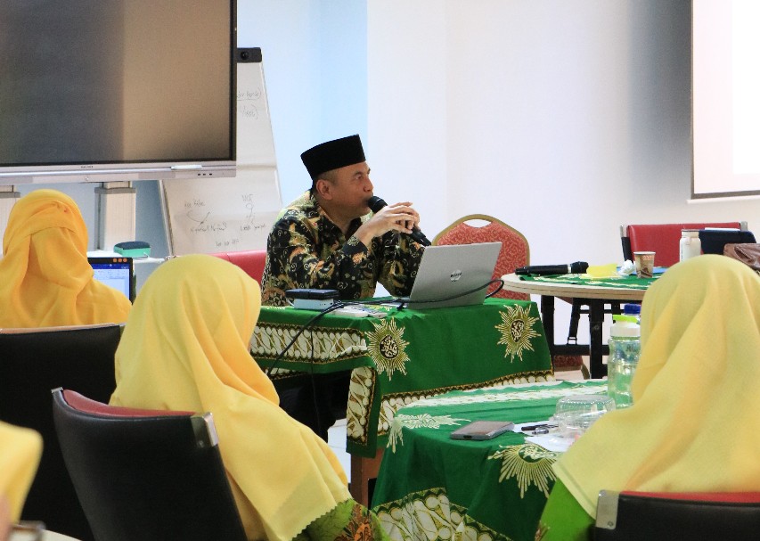 Ketua Pimpinan Pusat Muhammadiyah, Agung Danarto, menyampaikan materi ‘Peneguhan Ideologi Muhammadiyah’ pada acara Baitul Arqam PP 'Aisyiyah 22 Agustus 2025 di PPSDM Kemendikdasmen - Depok.