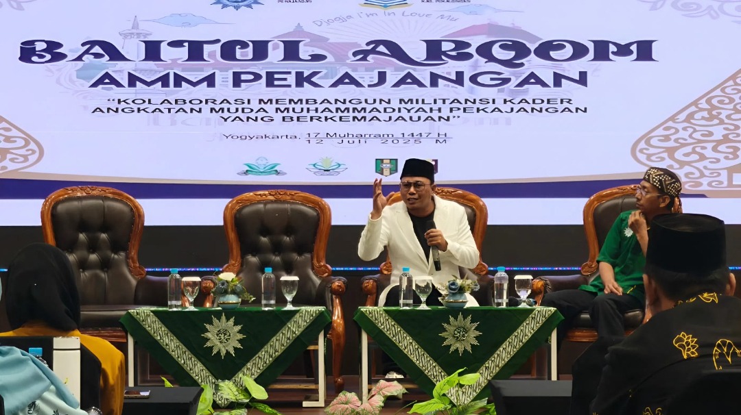 Deni Asy'ari, MA., Dt Marajo saat menyampaikan materi di Baitul Arqam AMM Pekajangan, Pekalongan, Jawa Tengah di SM Tower Malioboro Yogyakarta. Foto: Cris