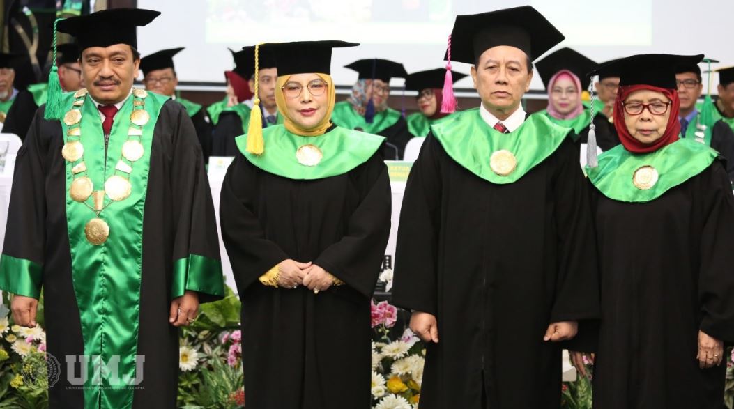 Prof. Ma’mun Murod, M.Si., Prof. Evi Satispi, M.Si., Prof. Dr. Iswan, M.Si., dan Prof. Masyitoh Chusnan, M.Ag., seusai penyematan lencana Guru Besar, di Auditorium dr. Syafri Guricci, Selasa (26/09/2023).Dok UMJ