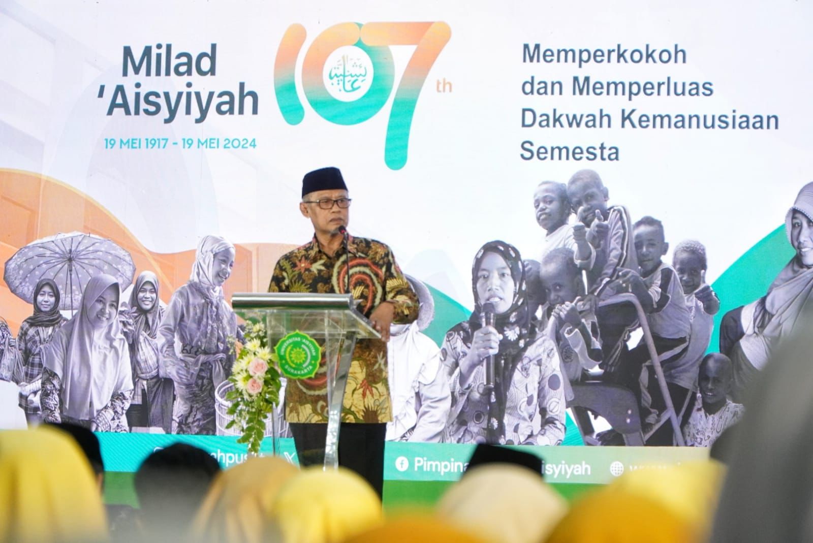 Haedar Nashir, Ketua Umum Pimpinan Pusat Muhammadiyah menyampaikan amanatnya dalam Milad Aisyiyah ke-107 di Surakarta (19/5).