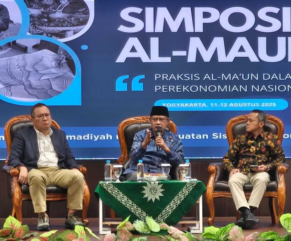 Prof Dr Haedar Nashir, MSi memberikan arahan saat Simposium Al-Maun di SM Tower Malioboro Yogyakarta. Foto: Cris