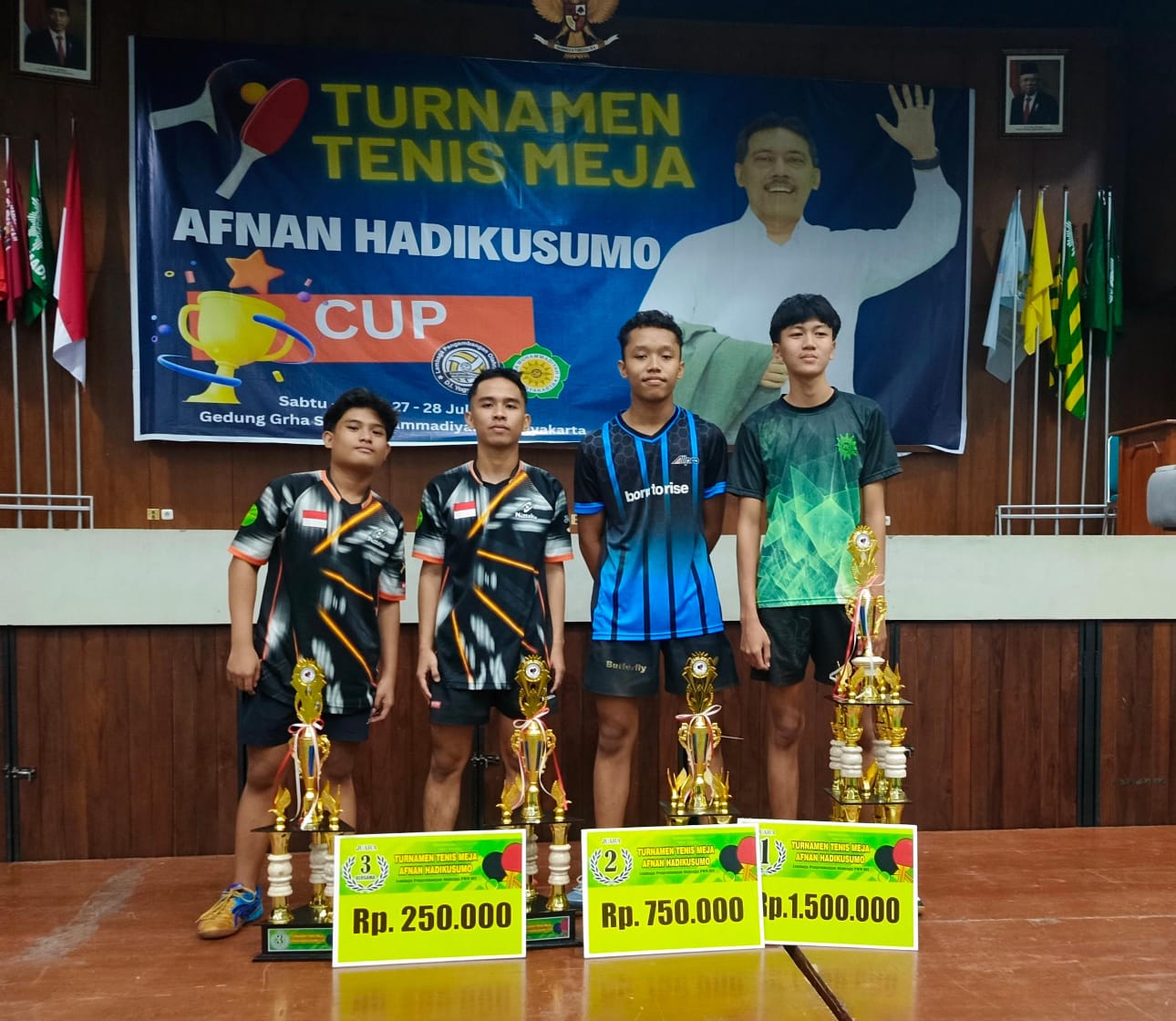 Foto bersama juara 1 (kanan), juara 2 (tengah), juara 3 (kiri)