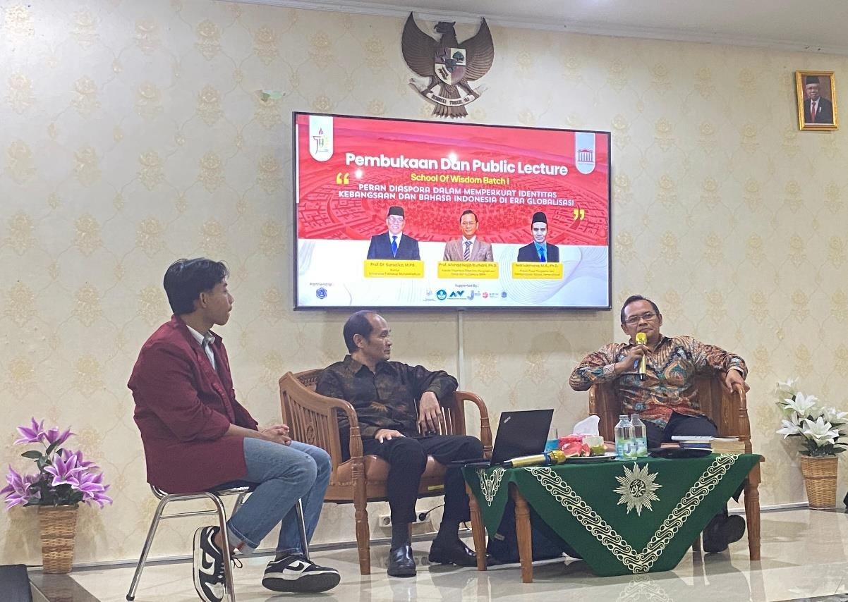 Kanan ke kiri: Prof. Ahmad Najib Burhani, M.A. (Kepala Organisasi Riset Ilmu Pengetahuan Sosial dan Humaniora BRIN) Iwa Lukmana, M.A., Ph.D. (Kepala Pusat Penguatan dan Pemberdayaan Bahasa Kemendikbud) Tsany Hermawan (Moderator).