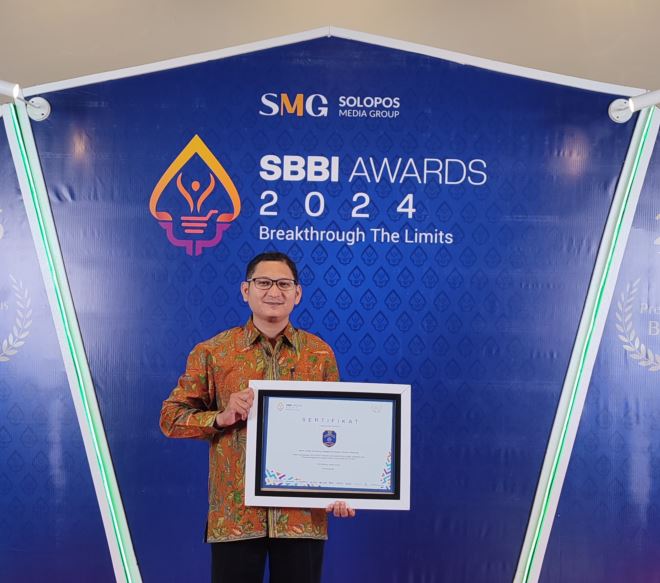 Kepala SD Muhammadiyah PK Kottabarat Solo menerima penghargaan SBBI Awards. Foto Istimewa