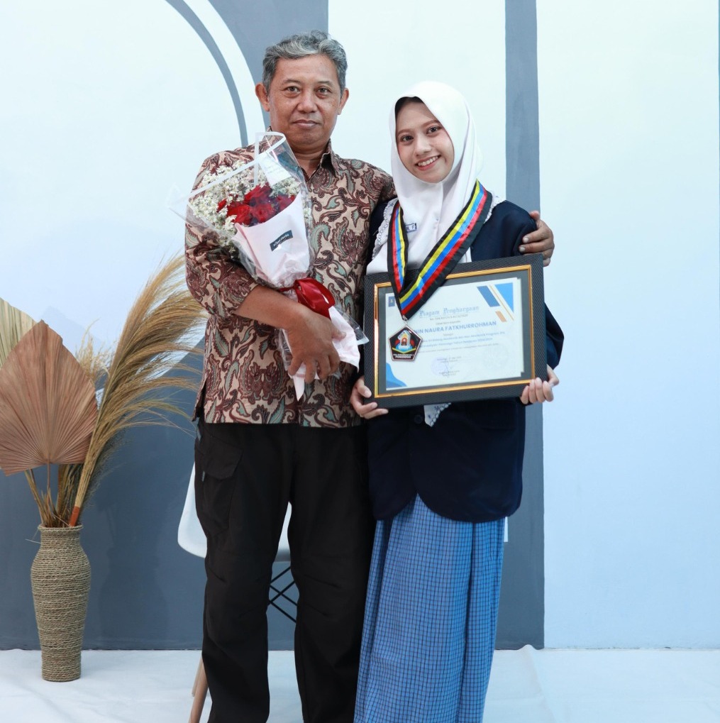 Afanin dan Ayahnya saat ia berhasil meraih Juara 1 Olimpiade Fisika tingkat kabupaten pada tahun 2024. Foto Istimewa