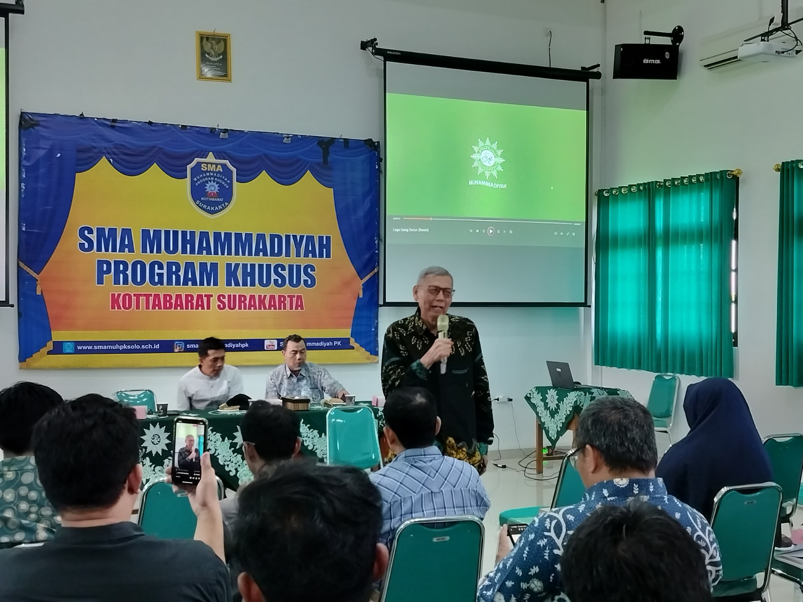 Ketua Komite, Marpuji Ali dan Tim Pengembang, Basuki Haryono foto bersama dengan GTK Perguruan Muhammadiyah Kottabarat.