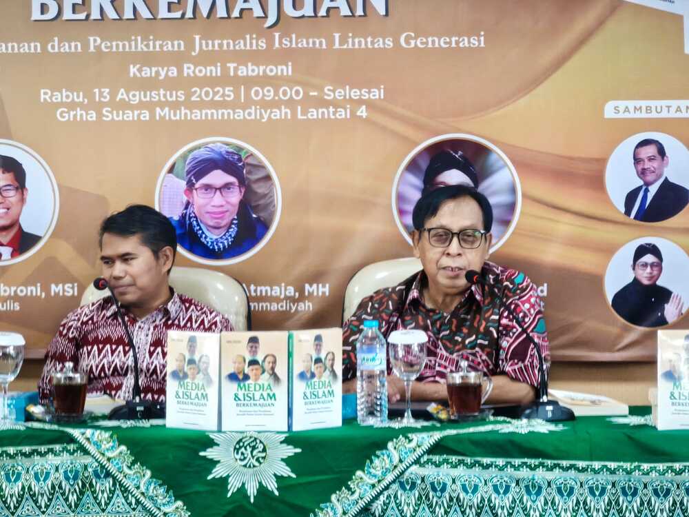 Pemimpin Redaksi Harian Kedaulatan Rakyat Dr Drs H Octo Lampito, MPd saat membedah buku karya Roni Tabroni di Grha Suara Muhammadiyah. Foto: Cris