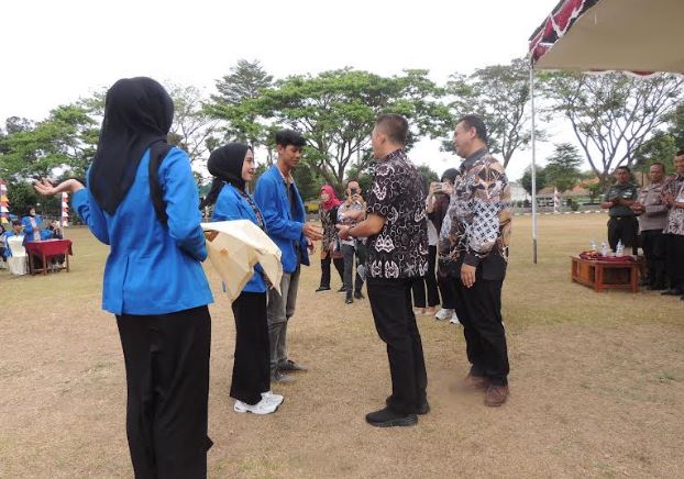 Pelepasan tanda pengenal KKN sebagai tanda diakhirinya KKN UMP di Kebumen