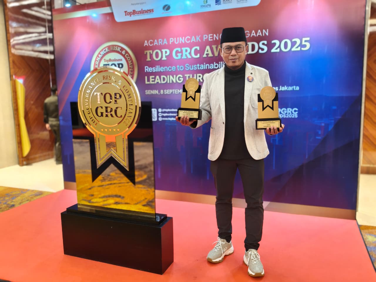 Direktur Utama PT SCM/SM Deni Asy'ari, MA., Dt Marajo The Most Committed GRC Leader 2025. Foto: Pras