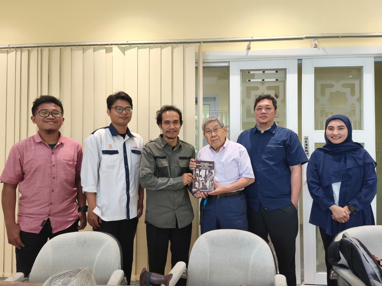 Prof Mitsuo Nakamura berfoto dengan awak Redaksi Suara Muhammadiyah (22/9)