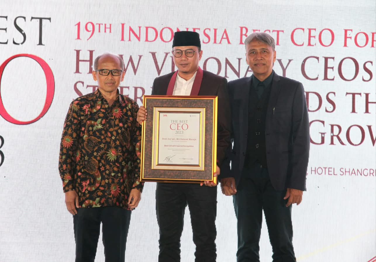 Deni Asy'ari, MA., Dt Marajo saat menerima Penghargaan  Penghargaan SWA “The Best CEO with Spesial Recognition Based of the 4 Essential Roles Leadership Survey SWA and Dunamis Organization di di Ceria Room, Hotel Shangri-La, Kota Jakarta Pusat