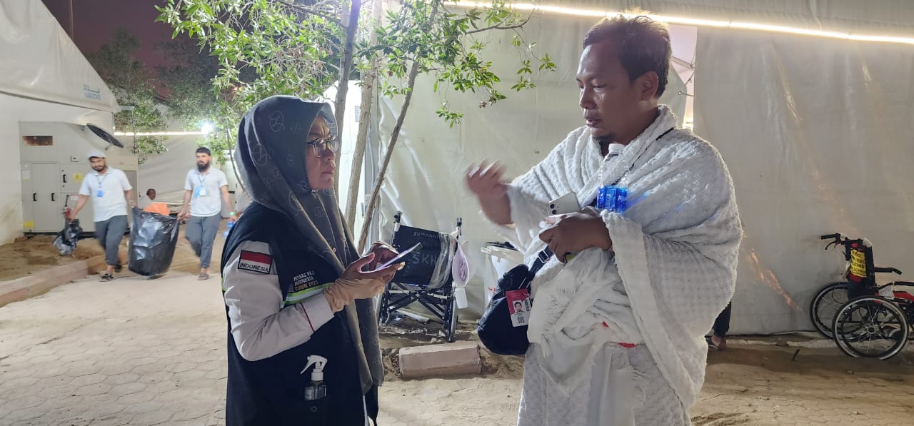 Penulis dan kakak selaku petugas haji. Foto Istimewa