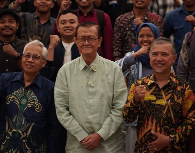 Sudibyo Markus bersama Prof Amin Abdullah dan Dr. Ahmad Norma Permata PhD bersama peserta di Amphitorium UAD Yogyakarta. Foto Istimewa