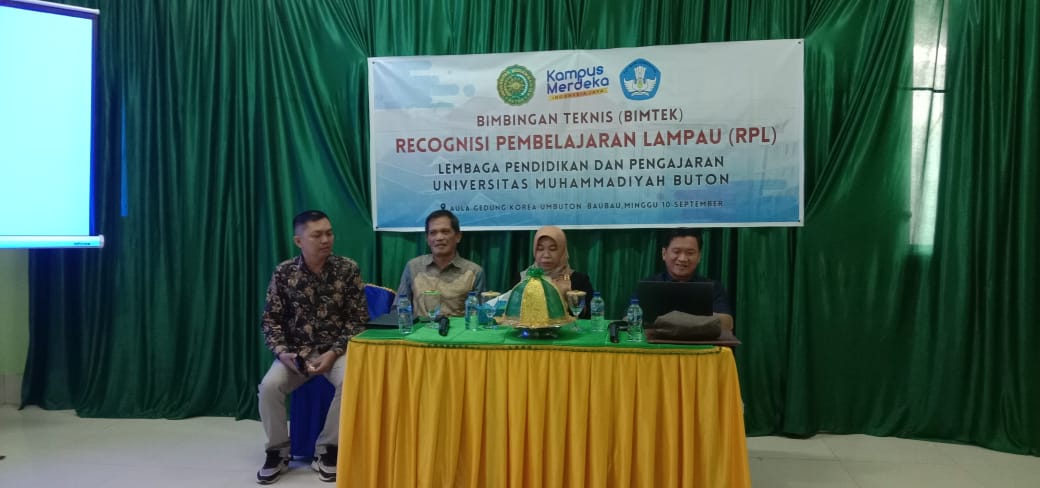 Rektor dan Wakil Rektor bidang Akademik UM Buton mendampingi Pemateri dari LLDIKTI wilayah IX