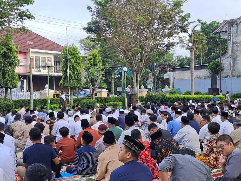 Jamaah Shalat Idul Fitri 1445 H saat menyimak Khutbah Idul Fitri. Foto Allegra